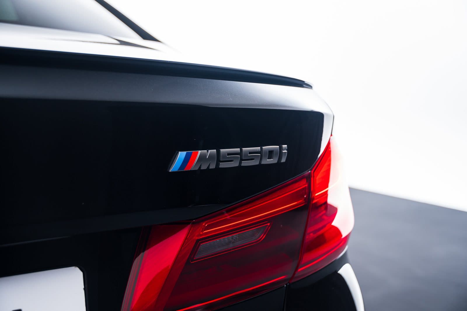 BMW - M550i xDrive Sedan - CD44342 - Teaser - Exterieur (60).jpg